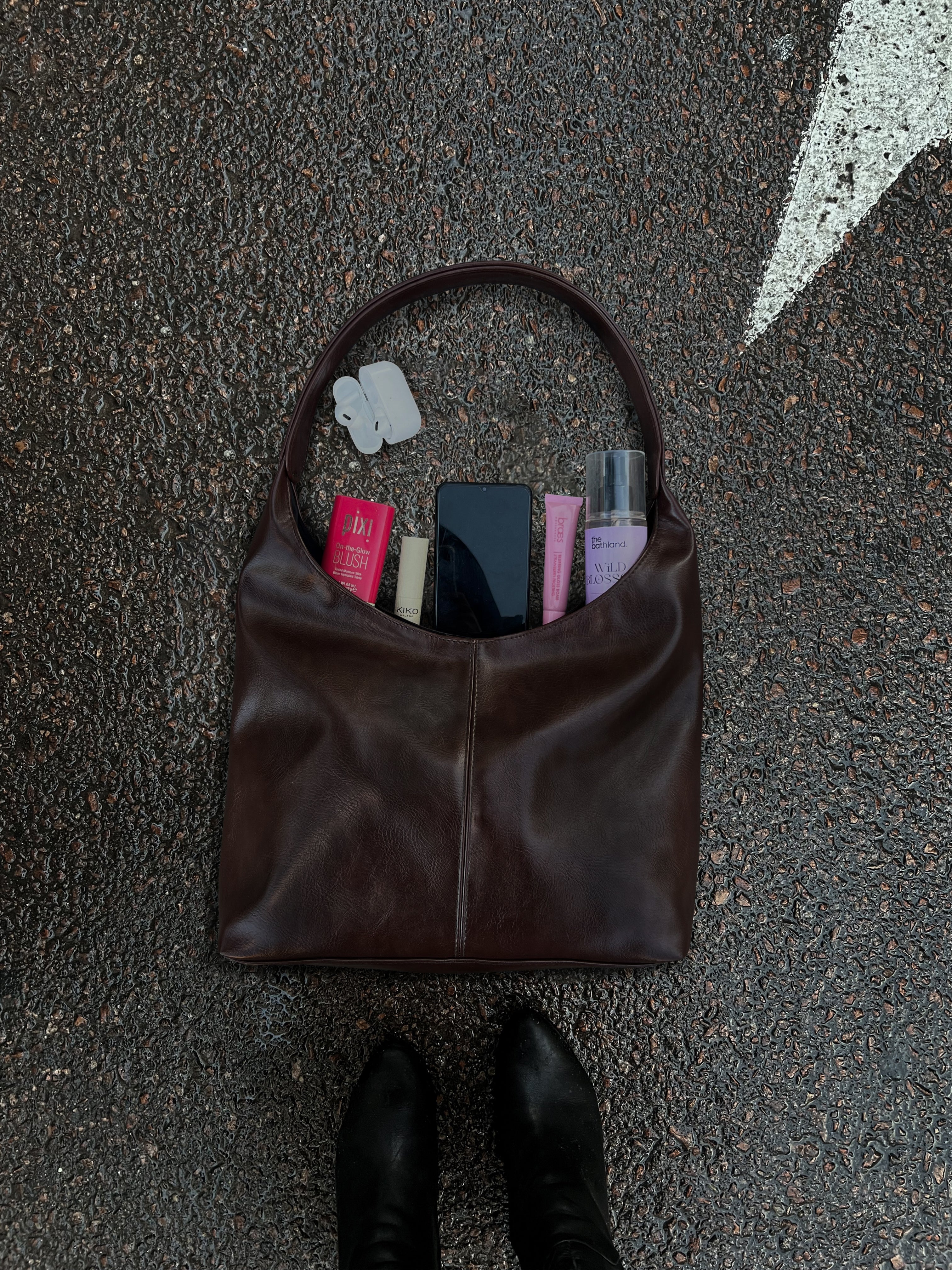 Hobo Bag in Glossy Brown
