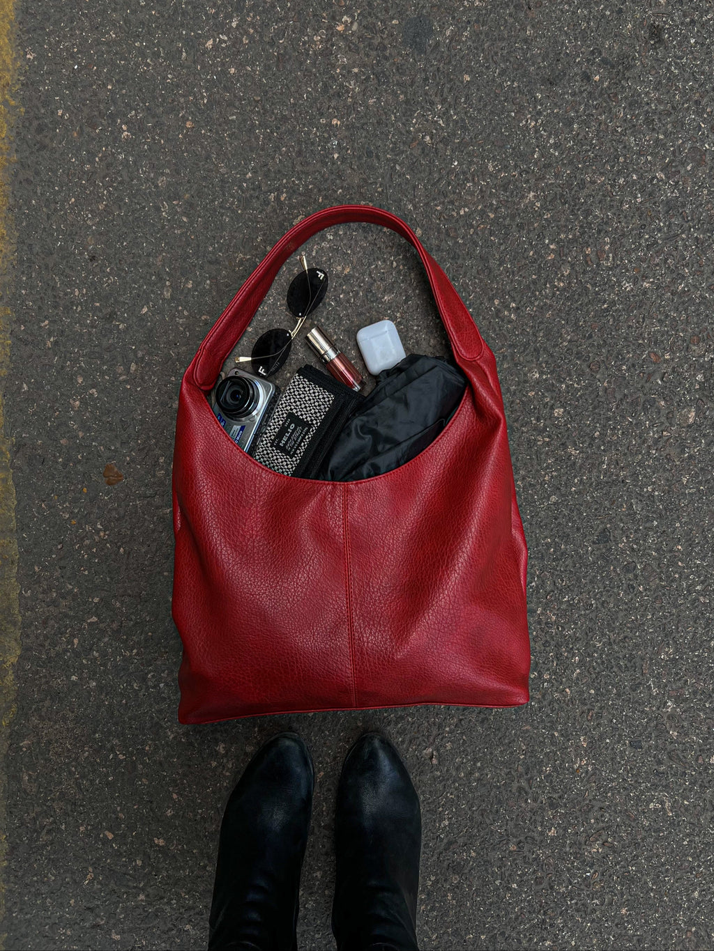 Hobo Bag in Bloody Red