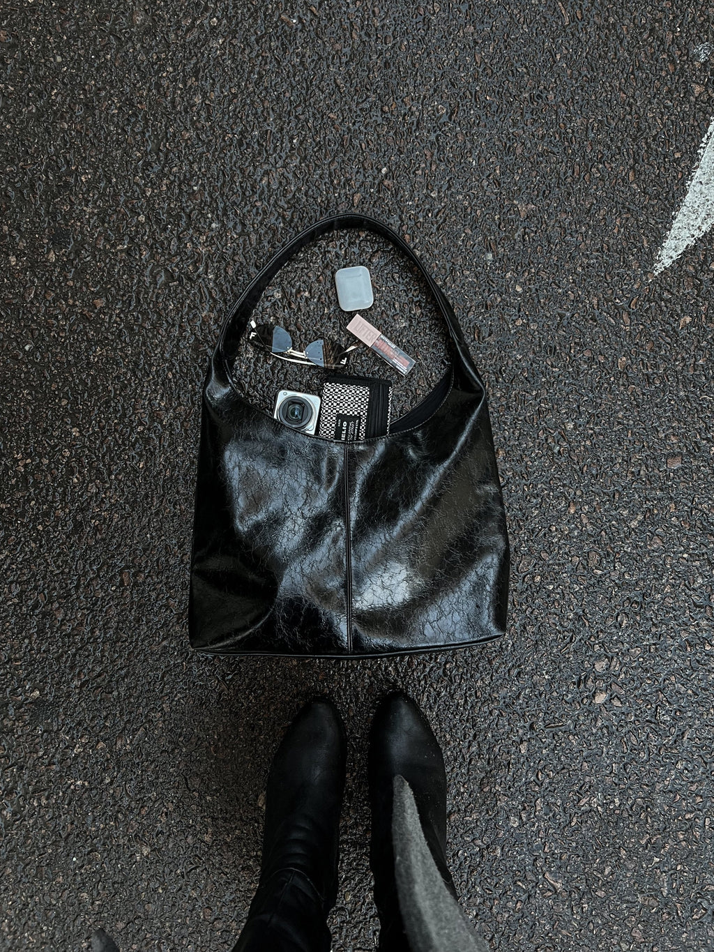 Hobo Bag in Cracked Black